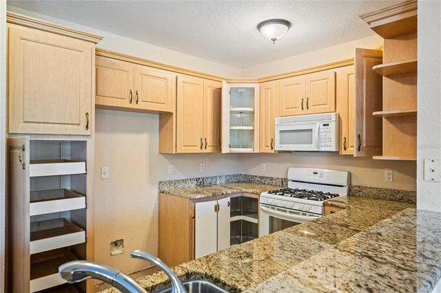 2015 HATTERAS POINT, Lakeland, FL 33813