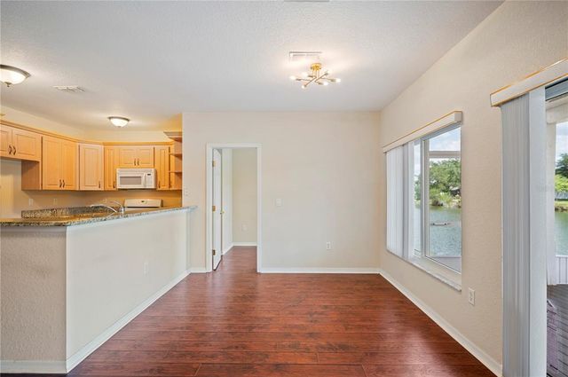 2015 HATTERAS POINT, Lakeland, FL 33813