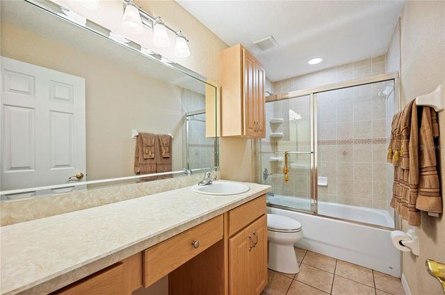 2015 HATTERAS POINT, Lakeland, FL 33813