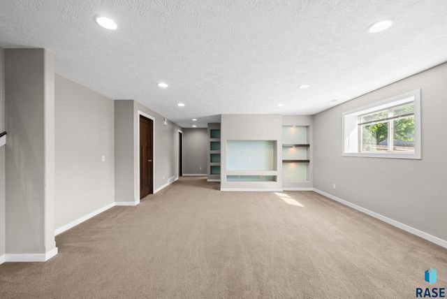 2900 S Statice Ave Avenue, Sioux Falls, SD 57106