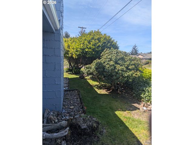 1116 7TH St, Florence, OR 97439