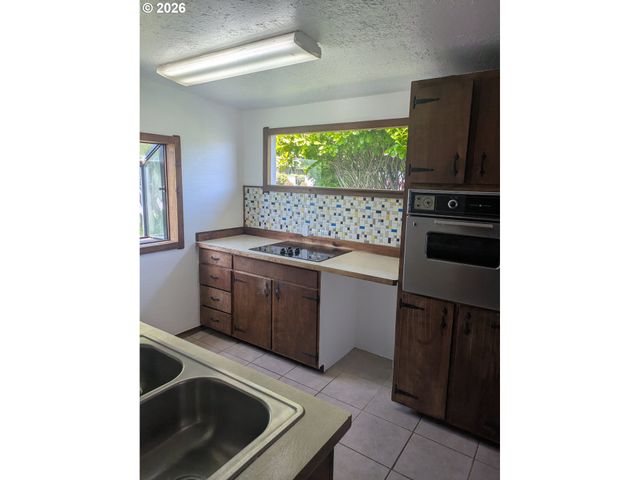 1116 7TH St, Florence, OR 97439