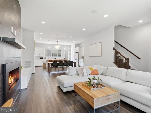 12288 SESSILE CMNS, Fairfax, VA 22030