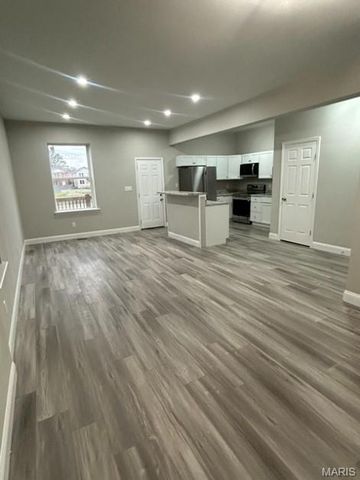 3724 Palm Street, St Louis, MO 63107