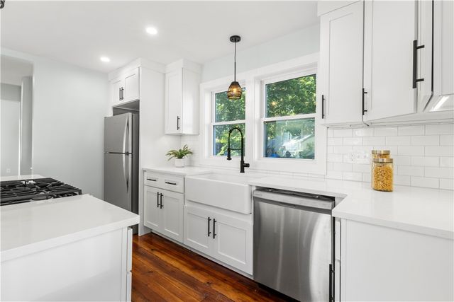 28 Manchester Street, Warwick, RI 02888