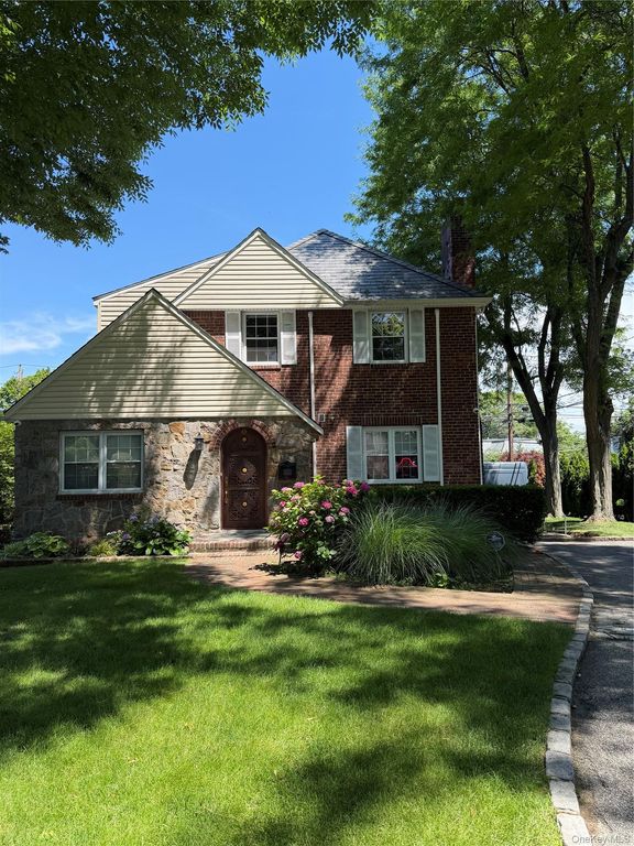 27 Upland Road, Great Neck, NY 11020