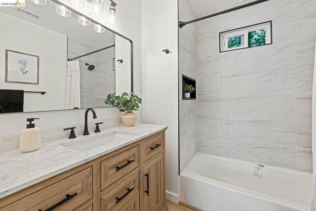 123 Circuit DR A, Roseville, CA 95678