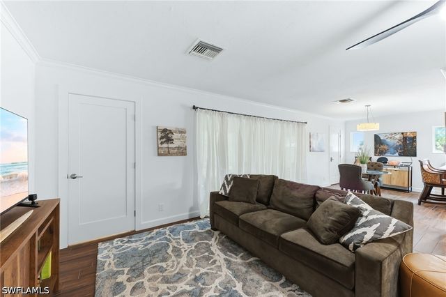 220 Lanchester CT 32, Naples, FL 34112