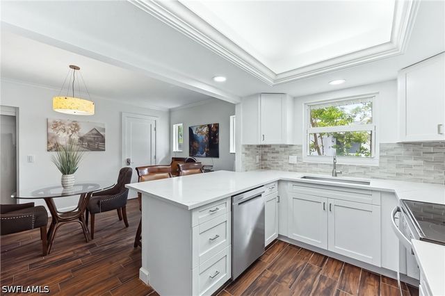 220 Lanchester CT 32, Naples, FL 34112