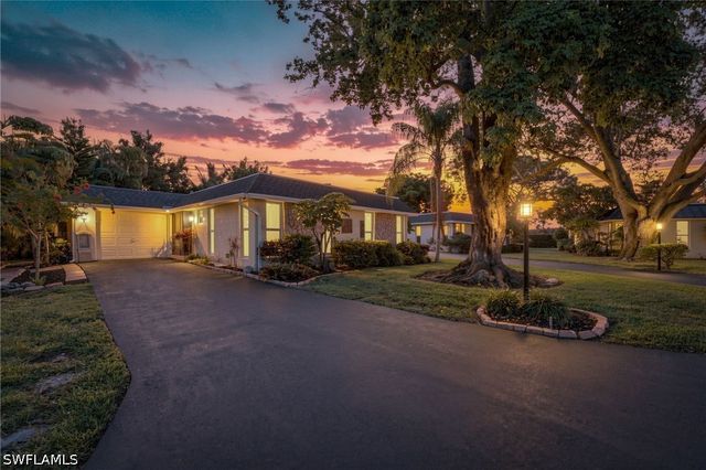 220 Lanchester CT 32, Naples, FL 34112