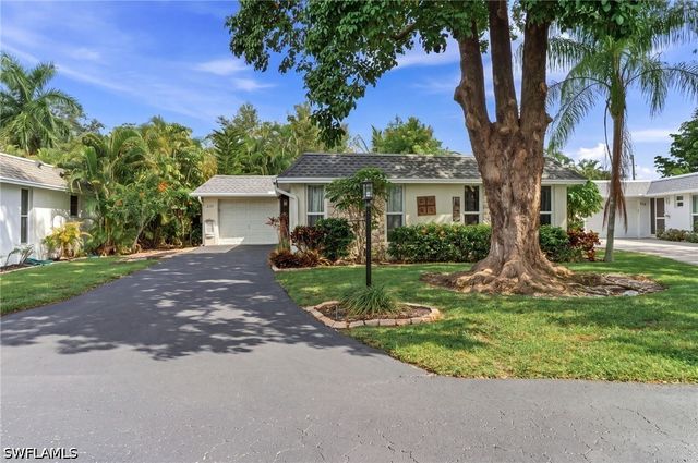 220 Lanchester CT 32, Naples, FL 34112