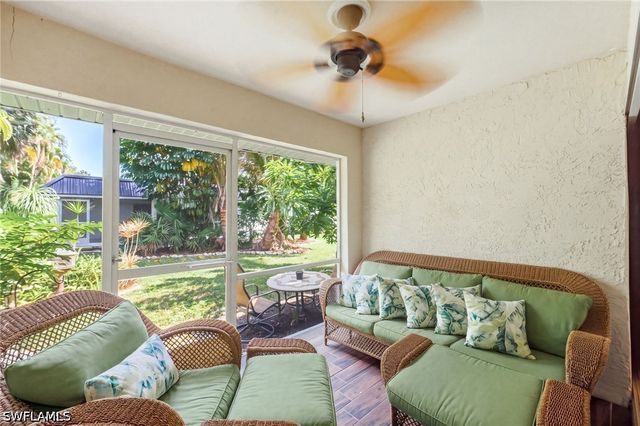220 Lanchester CT 32, Naples, FL 34112