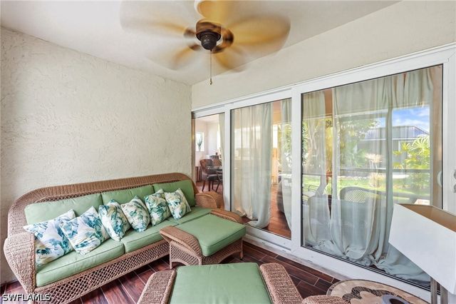 220 Lanchester CT 32, Naples, FL 34112