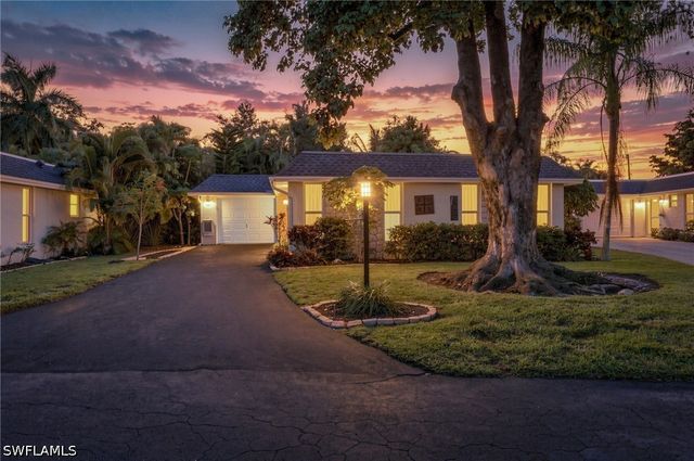 220 Lanchester CT 32, Naples, FL 34112