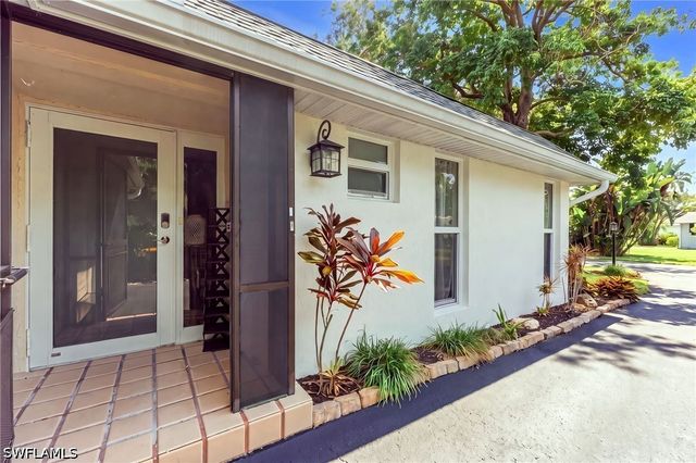 220 Lanchester CT 32, Naples, FL 34112