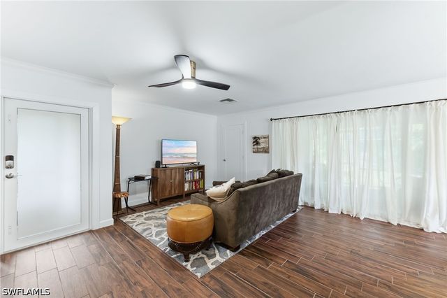 220 Lanchester CT 32, Naples, FL 34112