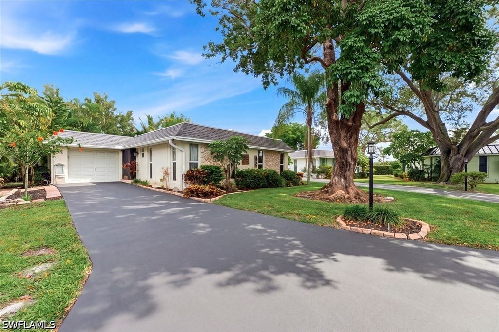 220 Lanchester CT 32, Naples, FL 34112