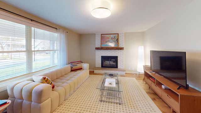 1046 Brooks Avenue W, Roseville, MN 55113
