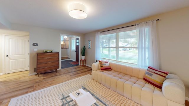 1046 Brooks Avenue W, Roseville, MN 55113