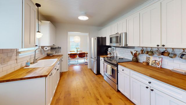 1046 Brooks Avenue W, Roseville, MN 55113