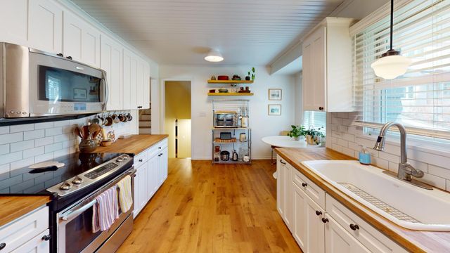 1046 Brooks Avenue W, Roseville, MN 55113