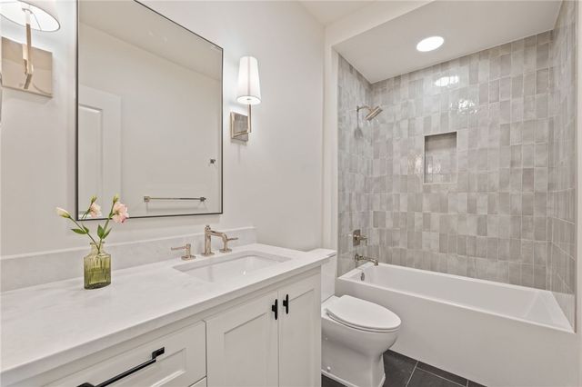 424 SE C Street, Bentonville, AR 72712