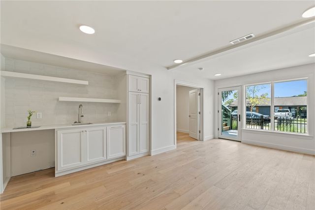 424 SE C Street, Bentonville, AR 72712