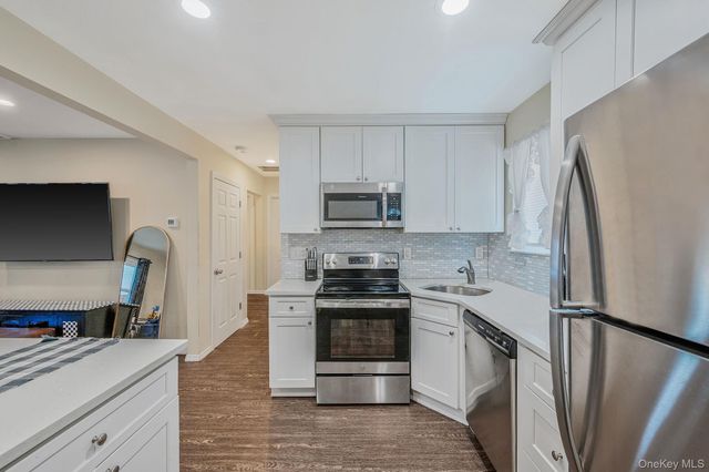 160 Hounslow Road, Shirley, NY 11967