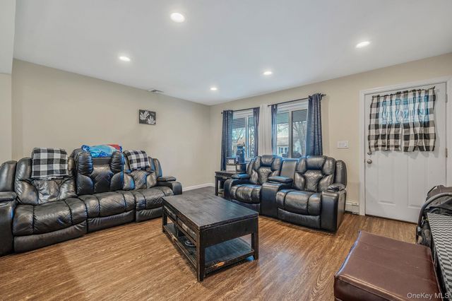 160 Hounslow Road, Shirley, NY 11967