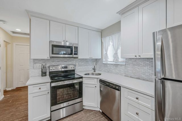 160 Hounslow Road, Shirley, NY 11967