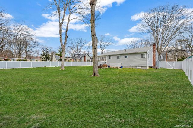 160 Hounslow Road, Shirley, NY 11967