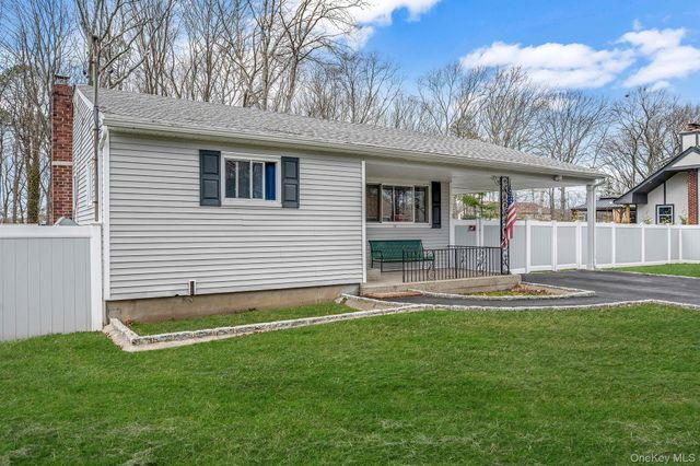160 Hounslow Road, Shirley, NY 11967