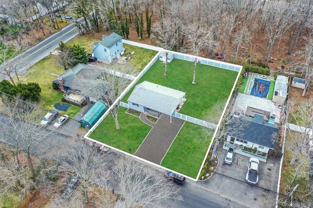 160 Hounslow Road, Shirley, NY 11967