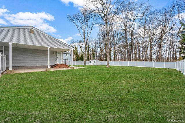 160 Hounslow Road, Shirley, NY 11967