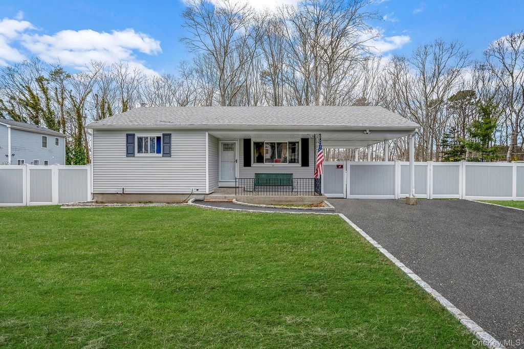 160 Hounslow Road, Shirley, NY 11967