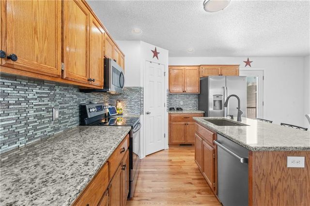 521 SW Lakeview Drive, Grain Valley, MO 64029