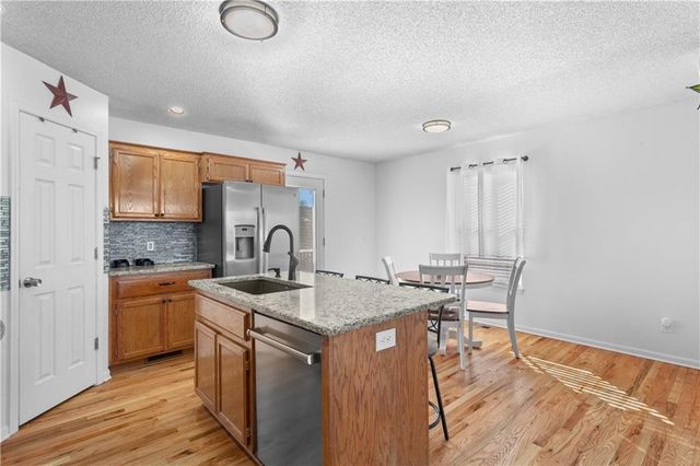 521 SW Lakeview Drive, Grain Valley, MO 64029