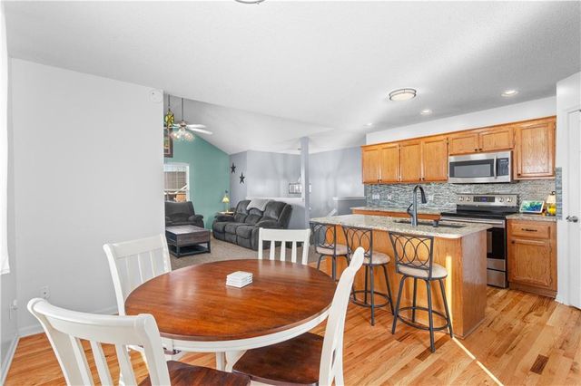 521 SW Lakeview Drive, Grain Valley, MO 64029