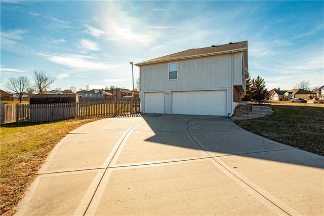 521 SW Lakeview Drive, Grain Valley, MO 64029