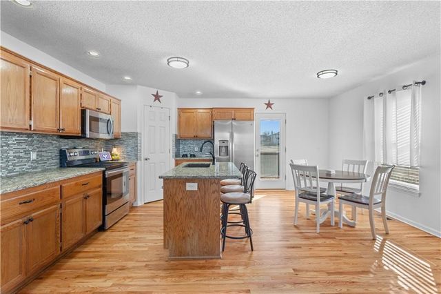 521 SW Lakeview Drive, Grain Valley, MO 64029