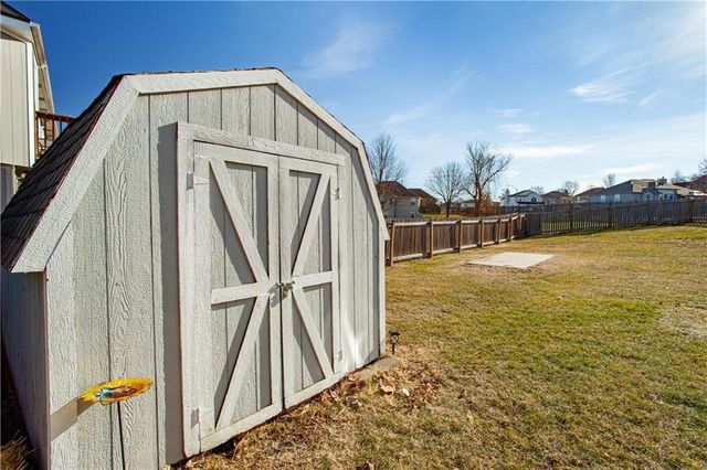 521 SW Lakeview Drive, Grain Valley, MO 64029