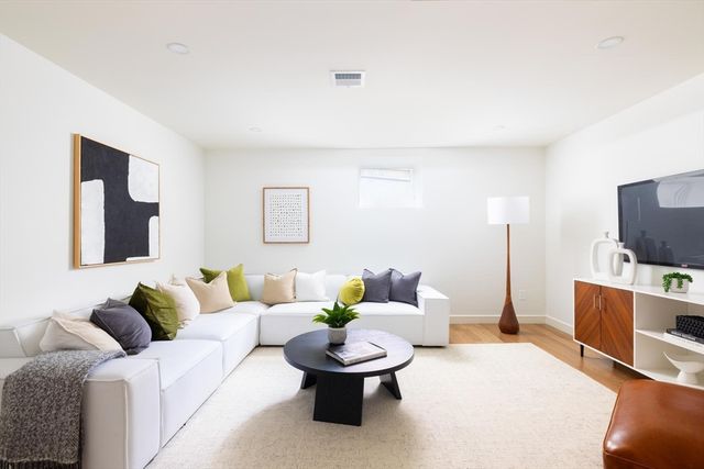 21 Kent Square 1, Brookline, MA 02446