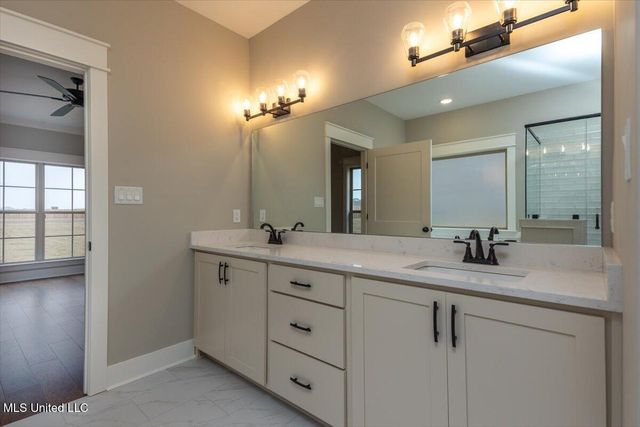 1694 Bakersfield Way, Nesbit, MS 38651