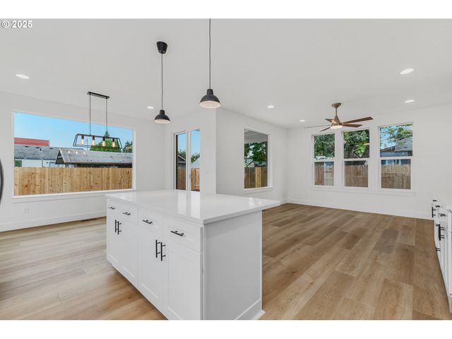 1209 S 6TH Ave, Kelso, WA 98626