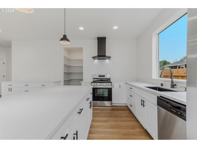 1209 S 6TH Ave, Kelso, WA 98626