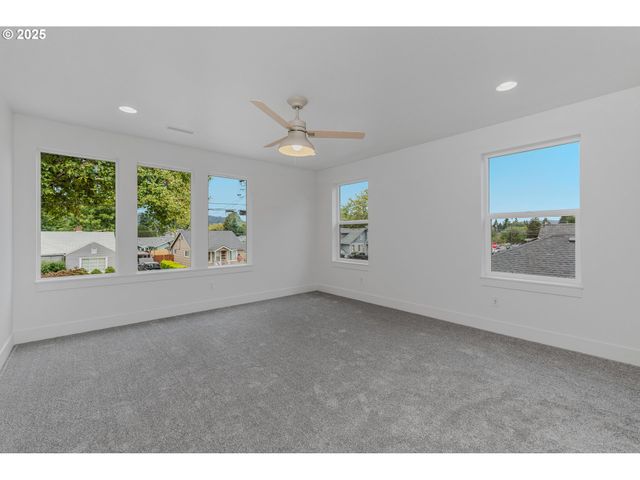1209 S 6TH Ave, Kelso, WA 98626