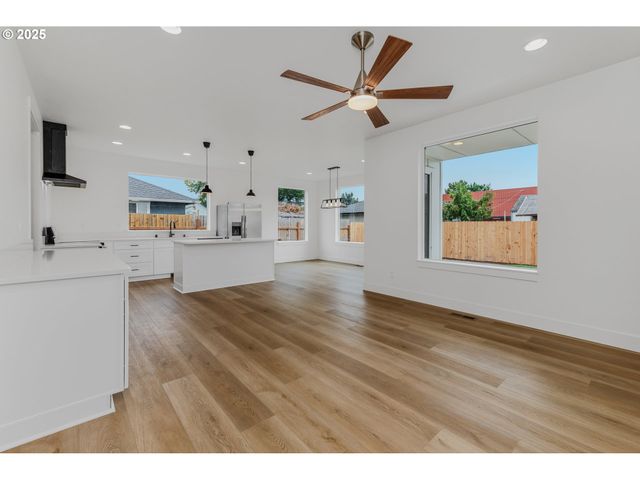 1209 S 6TH Ave, Kelso, WA 98626