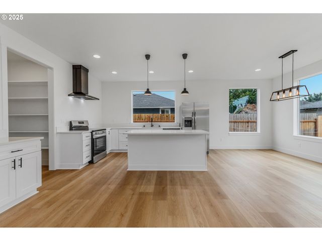 1209 S 6TH Ave, Kelso, WA 98626