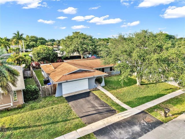 9511 NW 8th Street, Pembroke Pines, FL 33024