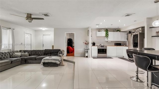 9511 NW 8th Street, Pembroke Pines, FL 33024